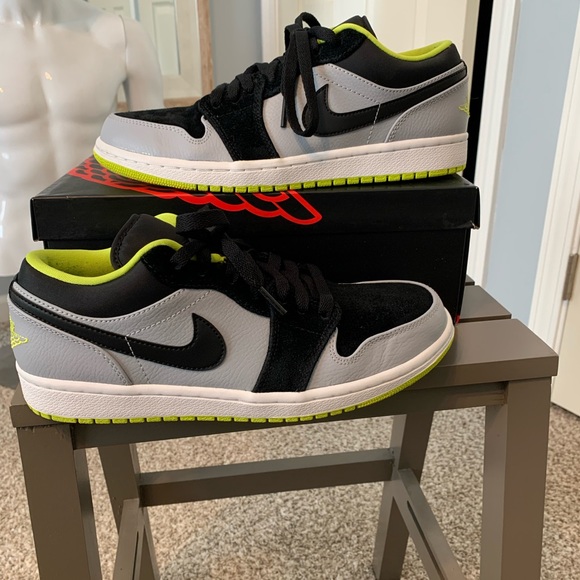 Air Jordan 1 Low - Picture 2 of 12